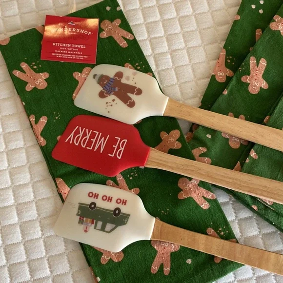 4 Christmas kitchen towels, 3 spatulas and 2 cookie cutters. - Picture 2 of 5